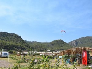 Kumluca’da gençler, paraşüt ve paramotorlarla ormanları koruyorlar