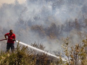 İtfaiye erleri yangını söndürmek için canla başla mücadele ediyor
