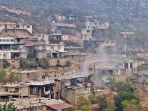 İki orman işçisinin hayatını kaybettiği mahallede alevleri söndürmek için havadan ve karadan mücadele devam ediyor