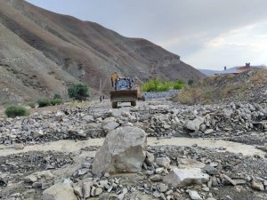 Van Büyükşehir Belediyesi tüm imkanlarıyla sel bölgesindeki çalışmalarını sürdürüyor