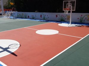 Trafiğe kapalı caddeye çocuk sokağı