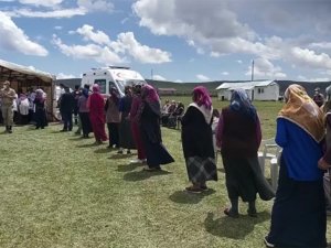 Yaylada metrelerce uzunlukta aşı kuyruğu