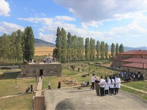 Kenan Yavuz Etnografya Müzesi’nin bacalarında halay şenliği