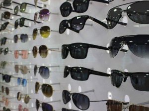 Camın rengi değil UV koruması önemli