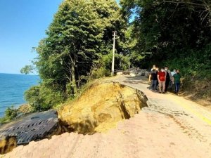 Vali Atay çöken yolda incelemelerde bulundu