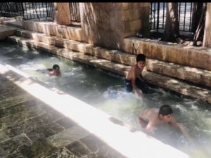 Sıcaktan bunalan çocuklar kanalda serinledi