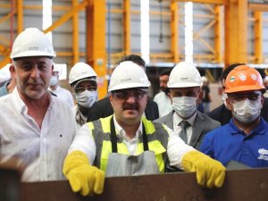 Bakan Varank dünyanın en büyük gemisine ilk kaynağı yaptı