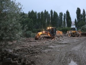 Van Büyükşehir Belediyesi sel bölgelerinde çalışıyor