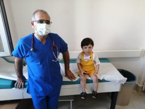 14 tane mıknatıs yutan çocuğun 8 yerden bağırsağı delindi