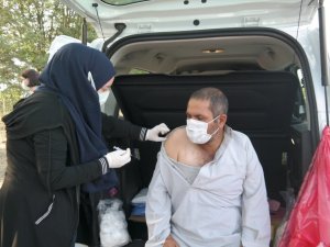 Ailesine korona aşısı yapmayan gelen sağlıkçılara küçük elleri ile çay demledi