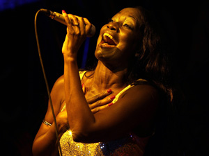 Della Miles Türkçe Şarkılarla Büyüledi