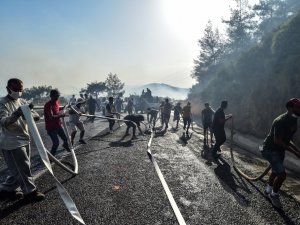 Marmaris’te ekipler ve vatandaşlar omuz omuza mücadele verdi