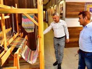 Malatyalı Türk Halk Müziği sanatçısı Selahattin Alpay, Tekstil Müzesi’ni gezdi