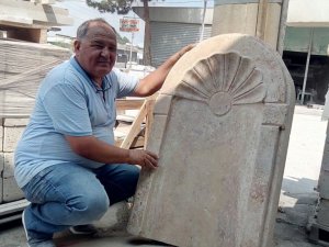 Çekiç çiviyle tonlarca ağırlığındaki taşları sanat eserine dönüştürüyor