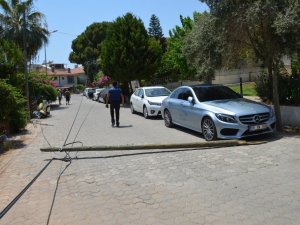 Didim’de fırtına telefon direklerini devirdi