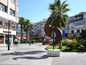 “Güneşe Giden Yol" isimli heykel sergileniyor