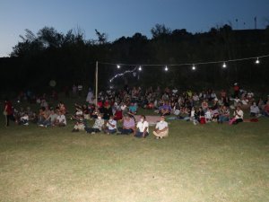 Köylüler açık hava sinemasında eğlendi