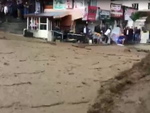 Başkale’yi sel vurdu