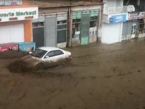 Sel suları otomobili sürükledi