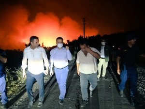 Vali Aksoy, yangın bölgesinde incelemelerde bulundu