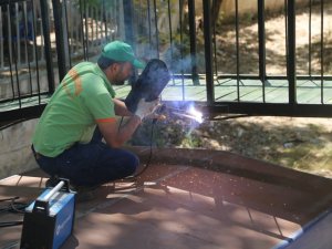 Toroslar Belediyesi, yeşil alanlarda bakım yapıyor