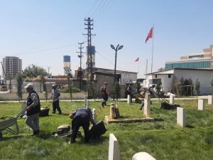 Kilis’te parkların bakımı 40 dereceyi aşan sıcağa rağmen aksamıyor