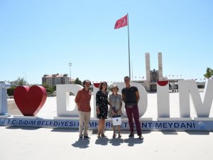 Kuşadası Belediye Tiyatrosu’ndan usta sanatçıya vefa örneği