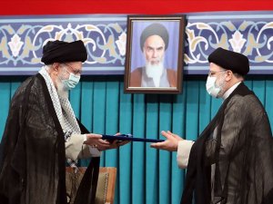 İran’ın yeni Cumhurbaşkanı Reisi mazbatasını aldı