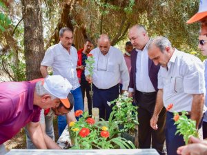 Feyyaz Soylu, şehitlerin kabirlerini süs bitkileriyle donattı