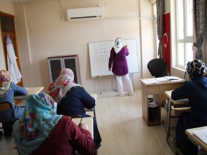 Haliliye’de kadınlar okuma öğreniyor, çocukları kreşte eğitim alıyor