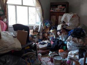 Çöp evden 10 kamyon çöp çıkarıldı
