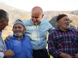 Bakan Karaismailoğlu: "Sahada yangınla mücadeleye pek çok noktada gece gündüz devam ediyoruz"