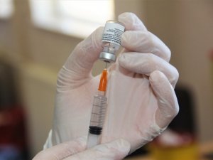 Yaş düştükçe aşılama oranı da düşüyor