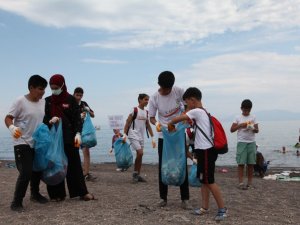 Van Gölü sahillerinde temizlik çalışması