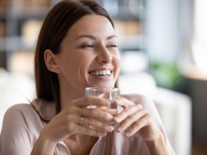 Bir bardak kuralı su içme alışkanlığı kazandırıyor