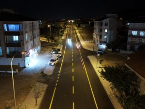 Sıcak asfalt serimi tamamlanan yollarda çizgi çalışması yapıldı