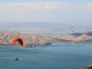 Yamaç paraşütçülerinin gözde mekanı Hazarbaba Dağı