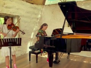 İki genç müzisyen yanan ormanlar için çaldı