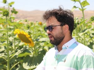 Ünlü tenordan ayçiçeği tarlasında arya