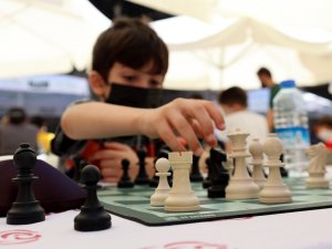 Turnuva başladı, satranç heyecanı sürüyor