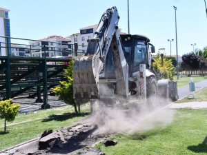 Aksaray’da oyun parklarının ve yürüyüş yollarının zemini yenileniyor