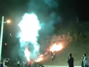 İzmir’de pes dedirten görüntüler: Havai fişek yangın çıkardı, o devam etti