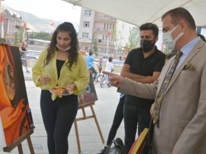 Vali Akbıyık, geleceğin ressamlarına başarılar diledi