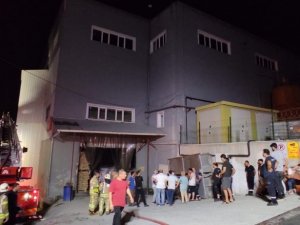 Hadımköy’deki ambalaj fabrikasında çıkan yangın paniğe sebep oldu