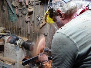 Atık ağaçlar bu ellerde sanata dönüşüyor