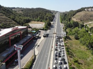 Bursa’da orman yangınına tedbir için ana yolu trafiğe kapatıp tellere bakım yaptılar
