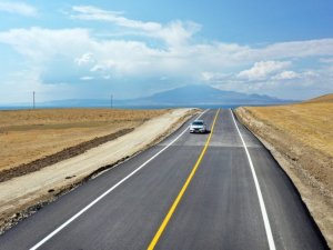 Mollakasım-Ayanıs yolu göz kamaştırıyor