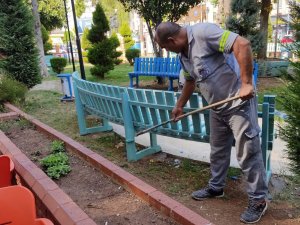 Akdeniz Belediyesi, park ve bahçeleri bakımdan geçiriyor