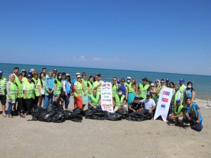 Yurtdışından gelen gençler Van’da çöp toplayıp fidan dikti