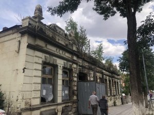 Sahipsiz kalan tarihi binanın duvarında ağaç yetişti